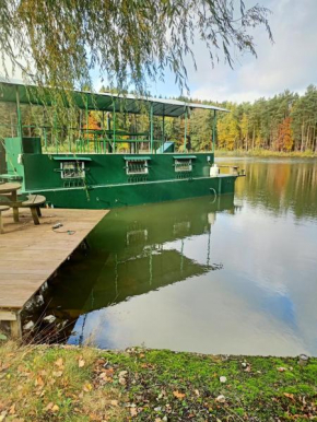 le bateau sur lac privé de 2 hectares poissonneux au milieu des bois